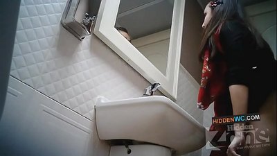 Kadınlar tuvaletindeki gizli kamera görüntüleri (1)
