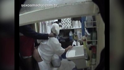 Motoboy, teslimatlar arasında restoranda temizlikçi kadınla seks yapıyor