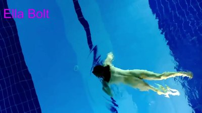 İzlemeden duramıyorum, genç sarışın ELLA BOLT resort havuzunda çıplak yüzerken yakalandı