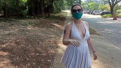 Kamu çıplaklığı: Rusya'dan bir kız, Rio de Janeiro sokaklarında kıyafetlerini çıkarmaya çalışıyor. Neredeyse tutuklanacaktı.
