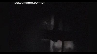 Sarışın, içi boş tuğlaların arkasına gizlenmiş bir mahalle röntgencisi tarafından gizlice videoya alınır