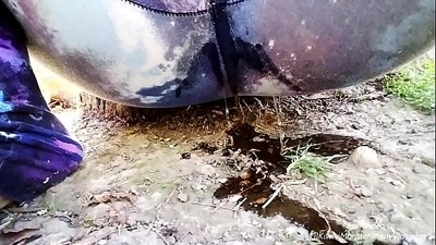 Sokakta işemek! Gelin, LilKiwwiMonster'ın külotunu ıslatmasını ve pisliğe işemesini izleyin!